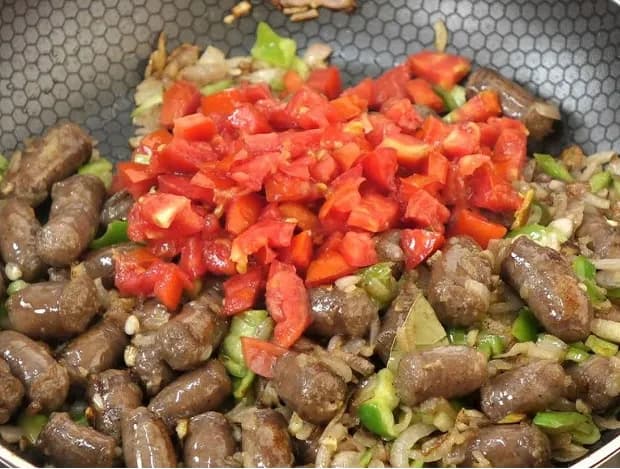 طاجن سجق شرقي بالخضار