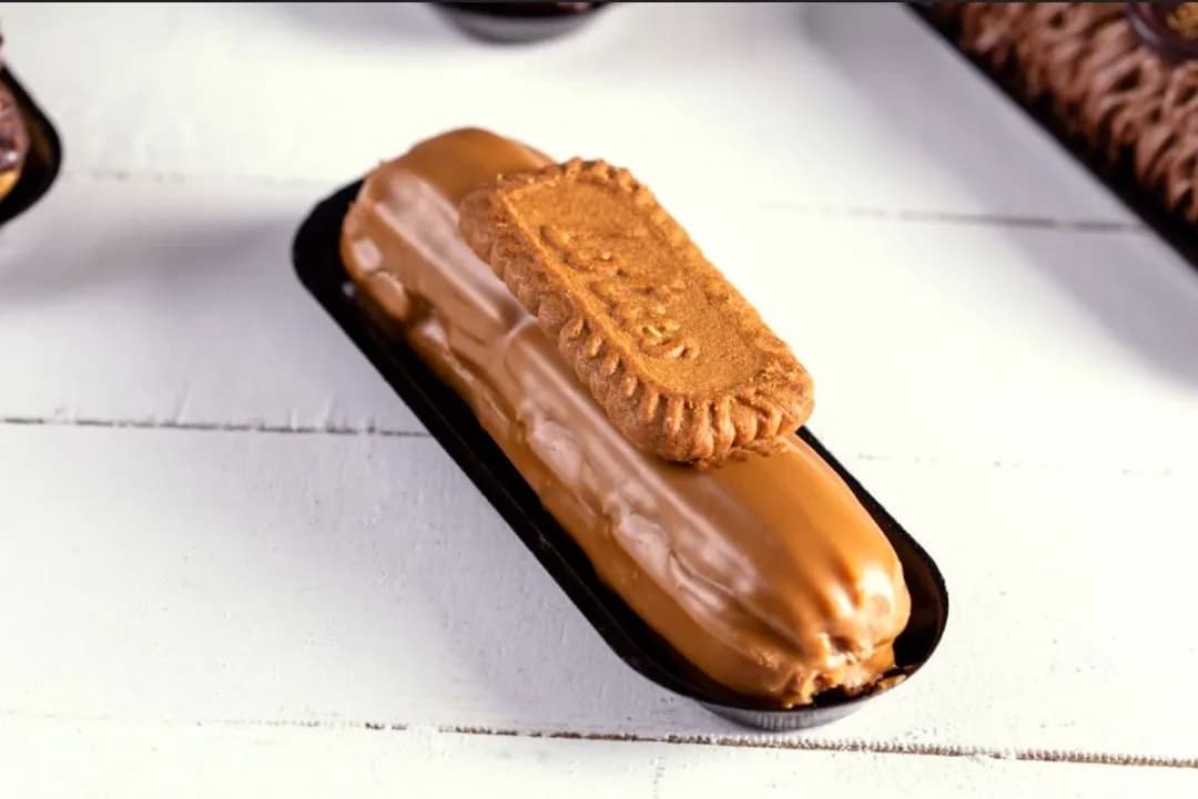 Éclair With Lotus