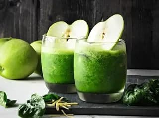 عصير السبانخ و التفاح الاخضر